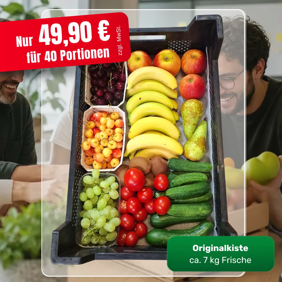 Glückliches Team entnimmt frisches Obst aus einer Kiste für eine gesunde regionale Pause.